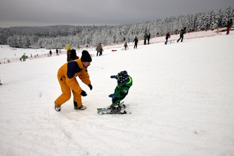 Auch Skifahrer mischten sich unter die Rodler. Einen Skikurs gab Daniel Leismann seinem Sohn Max.