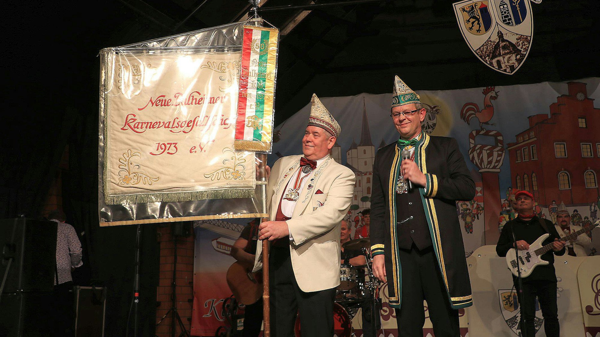 Eine Fahnenschleife für die Standarte hatte Wolfgang Schreck vom Karnevalsverband Rhein-Erft dabei.