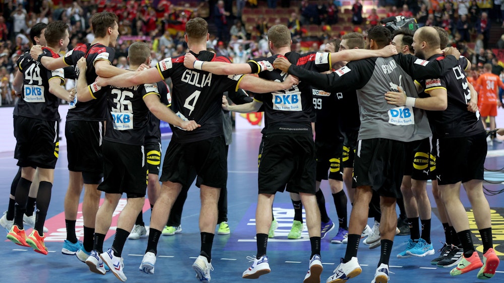 Die deutsche Handball-Nationalmannschaft feiert ausgelassen in der Halle.