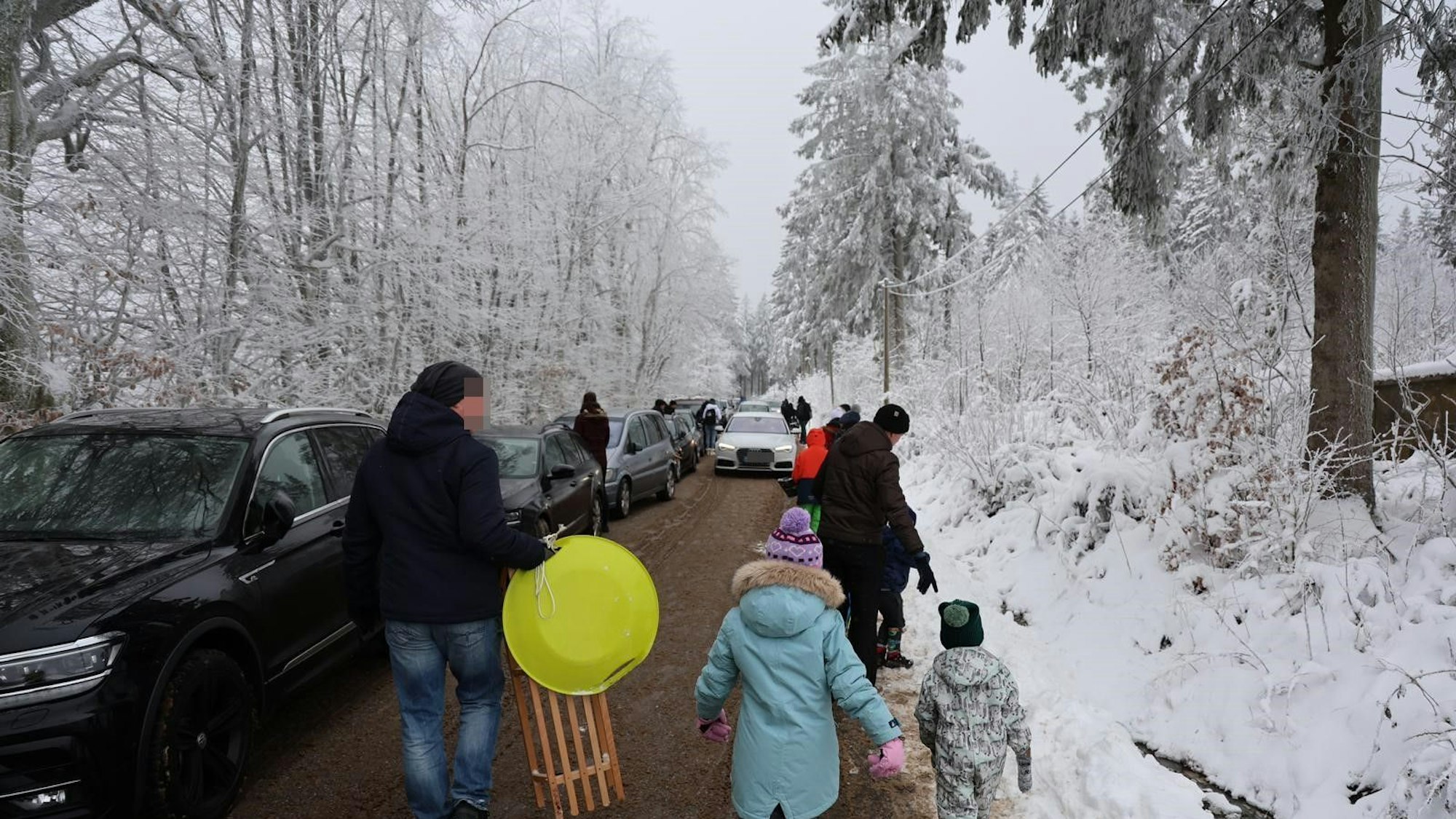 Die erste Schneefront des Jahres trifft die Eifel: Im Wintersportgebiet Weißer Stein in Hellenthal ist der Andrang am Sonntag so groß, dass von einer Anreise abgeraten wird.