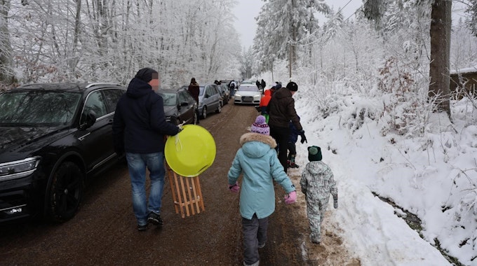 Die erste Schneefront des Jahres trifft die Eifel: Im Wintersportgebiet Weißer Stein in Hellenthal ist der Andrang am Sonntag so groß, dass von einer Anreise abgeraten wird.