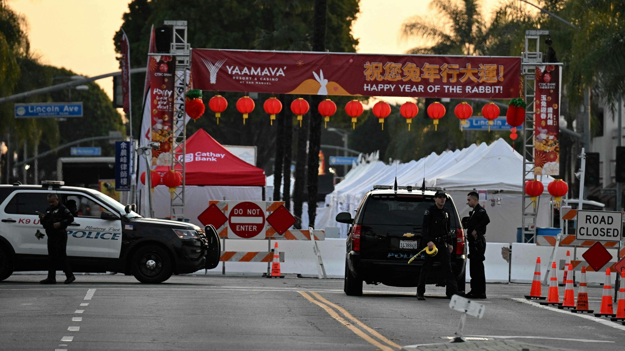 Polizisten sichern den Tatort in Monterey Park. Zehn Menschen wurden durch Schüsse bei einer chinesischen Neujahrsparty getötet.