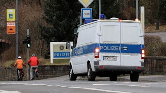 Ein Polizeifahrzeug steht vor der Zufahrt zur Bergisch Gladbacher Kreispolizeibehörde.
