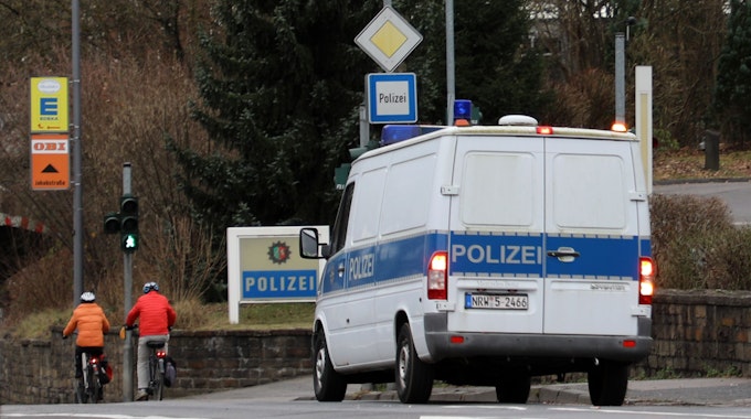 Ein Polizeifahrzeug steht vor der Zufahrt zur Bergisch Gladbacher Kreispolizeibehörde.