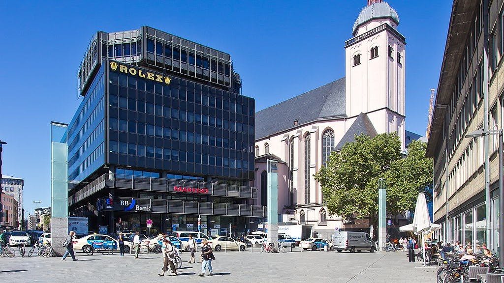 Das Rolex-Haus in Köln vom Hauptbahnhof aus fotografiert.