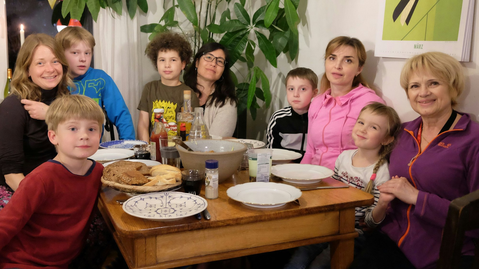 Eine ukrainische Familie zu Gast bei einer Familie in Düsseldorf.