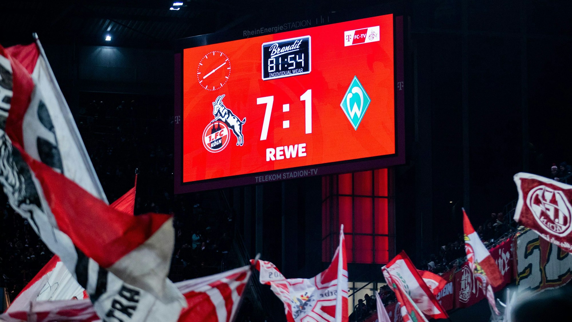 Der Spielstand von 7:1 wird auf der Anzeigetafel im RheinEnergieStadion angezeigt.