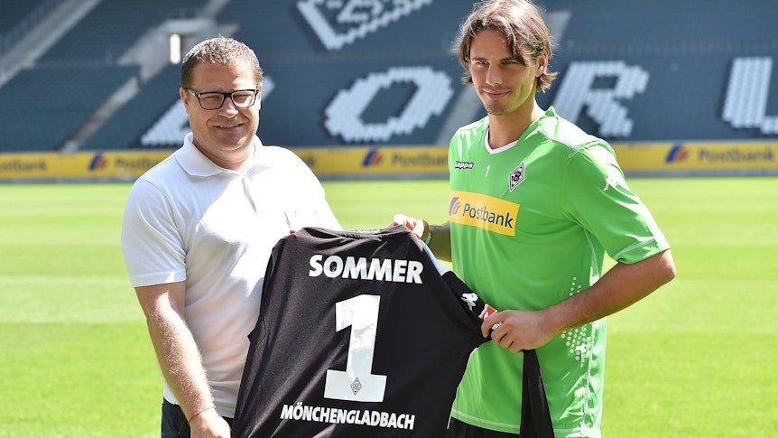 Max Eberl (l.), Ex-Manager der Fohlen, und Yann Sommer (r.), Ex-Keeper von Borussia Mönchengladbach, hier am 23. Juli 2014 bei der Verpflichtung des Schweizers.
