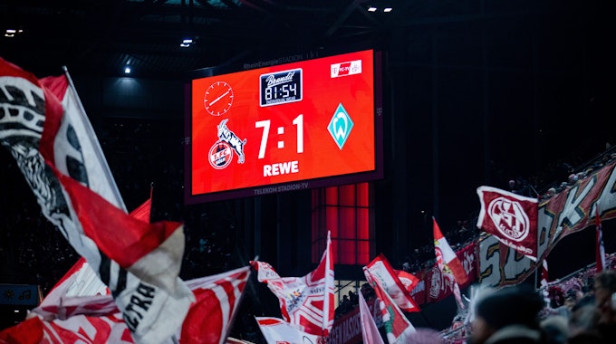 Weiß auf Rot prangt das Ergebnis der FC-Gala gegen Werder Bremen auf der Anzeigetafel im Rhein-Energie-Stadion.