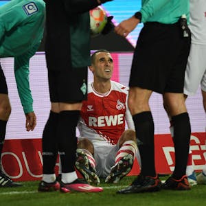 Der Kölner Mittelfeldspieler Ellyes Skhiri sitzt am Boden, nachdem er sich am Sprunggelenk verletzt hat.&nbsp;