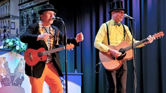 Zwei Hillije (Wolfgang und Bernd Löhr)
mit ihren Klampfen an Mikrofonen auf der Bühne