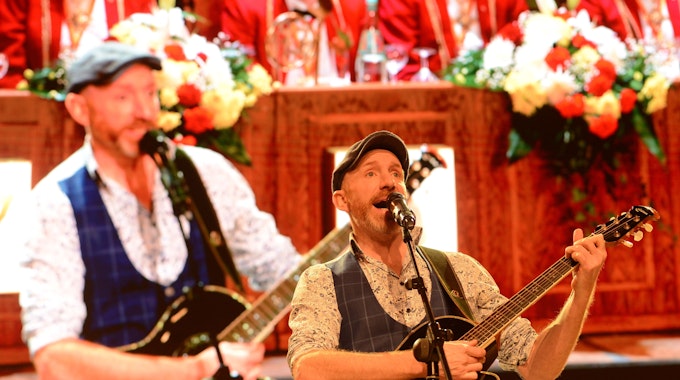 Redner Martin Schopps spielt und singt auf einer Bühne im Kölner Karneval.