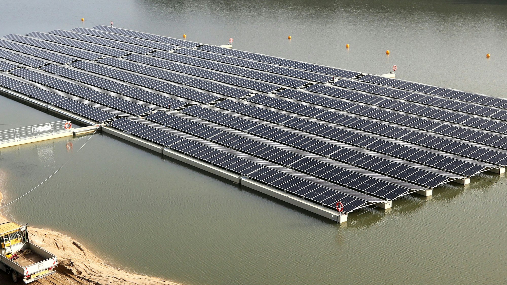 Die rund 150 Meter mal 50 Meter große Solaranlage des Kiesproduzenten Hülskens schwimmt auf einem Baggersee. Auf 90 Schwimmern sind 2000 Solarmodule montiert, die eine Spitzenleistung von 750 Kilowatt haben.