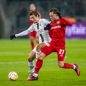 Borussia Mönchengladbach - Bayer 04 Leverkusen, 16. Spieltag, Borussia Park: Gladbachs Florian Neuhaus (l) und Leverkusens Florian Wirtz kämpfen um den Ball.