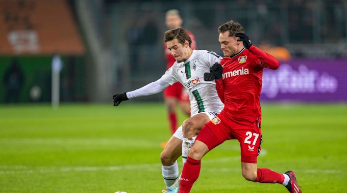 Borussia Mönchengladbach - Bayer 04 Leverkusen, 16. Spieltag, Borussia Park: Gladbachs Florian Neuhaus (l) und Leverkusens Florian Wirtz kämpfen um den Ball.