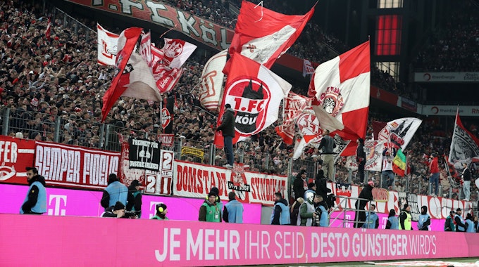 Fans und Fahnen in der Kölner Südkurve.