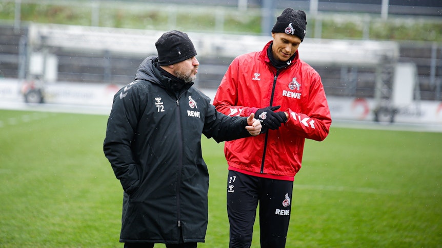 Steffen Baumgart spricht beim Training des 1. FC Köln mit Davie Selke.
