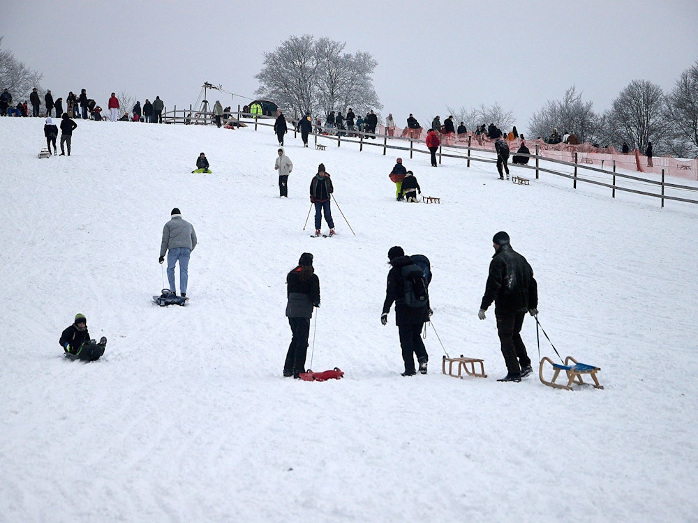 Viel Andrang am ersten Schneewochenende des Jahres am Weißen Stein in Hellenthal-Udenbreth.