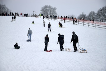 Viel Andrang am ersten Schneewochenende des Jahres am Weißen Stein in Hellenthal-Udenbreth.