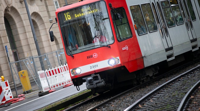 Eine Stadtbahn der Linie 16 der Kölner Verkehrsbetriebe.