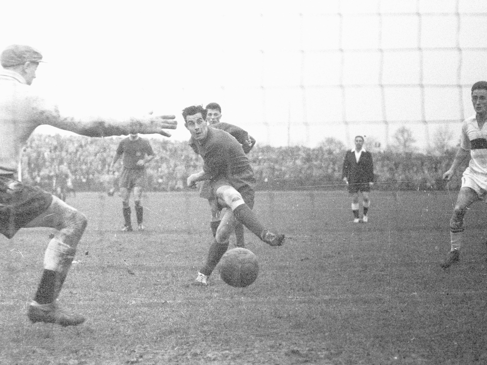 Hier sieht man Franz-Josef Wolfframm beim Erzielen eines Tores gegen den VFB Stuttgart. (Foto: 16.11.1958)