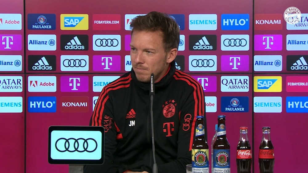 Julian Nagelsmann sitzt auf der Pressekonferenz des FC Bayern vor dem Bundesliga-Duell gegen den 1. FC Köln.