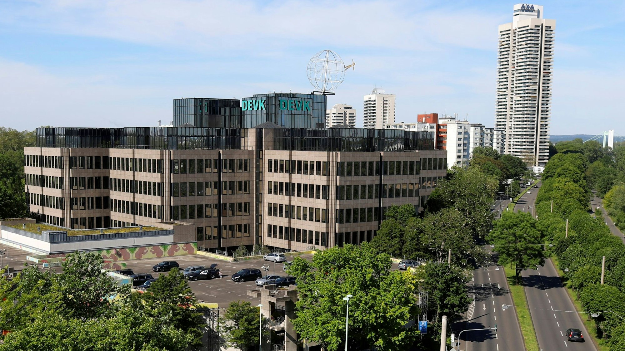 Das Gebäude der Hauptniederlassung der DEVK am 1. Juni 2021 in Köln. Im Vordergrund das Zoo-Parkhaus – dort soll das neue Büro-Hochhaus entstehen.