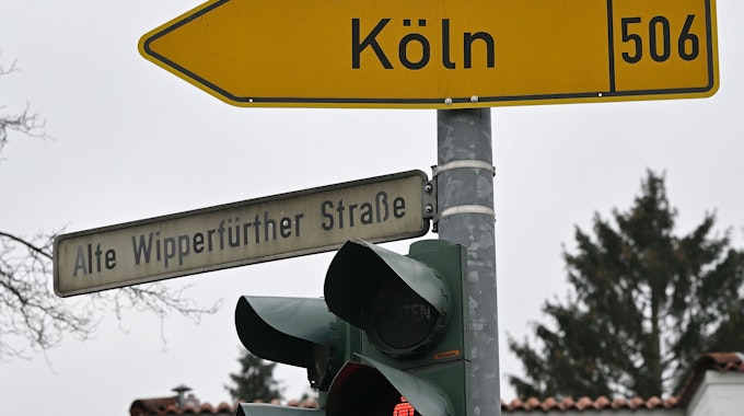 Straßenschilder mit den Aufschriften „Alte Wipperfürther Straße“ und „Köln“.