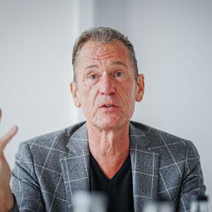 Mathias Döpfner, Vorstandsvorsitzender der Axel Springer SE, gestikuliert in Richtung der Kamera