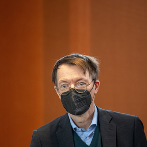 Karl Lauterbach (SPD), Bundesminister für Gesundheit, kommt zur wöchentlichen Sitzung des Bundeskabinetts im Kanzleramt.