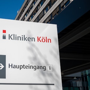 Das Bild zeigt eine Hinweistafel, die vor dem städtischen Krankenhaus in Merheim steht.