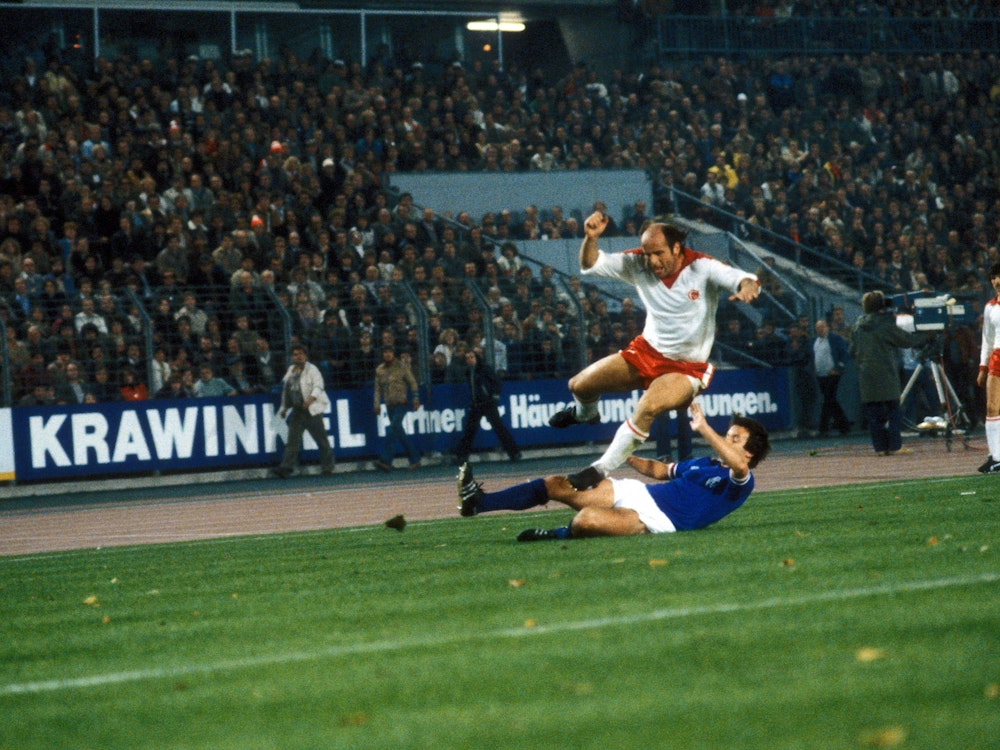 Hier wird Egon Köhnen im Spiel gegen die Glasgow Rangers mit einer Grätsche von den Beinen geholt. (Foto: 03.10.1979)