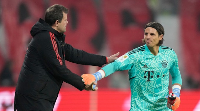 Yann Sommer und Toni Tapalovic klatschen sich ab beim FC Bayern München.