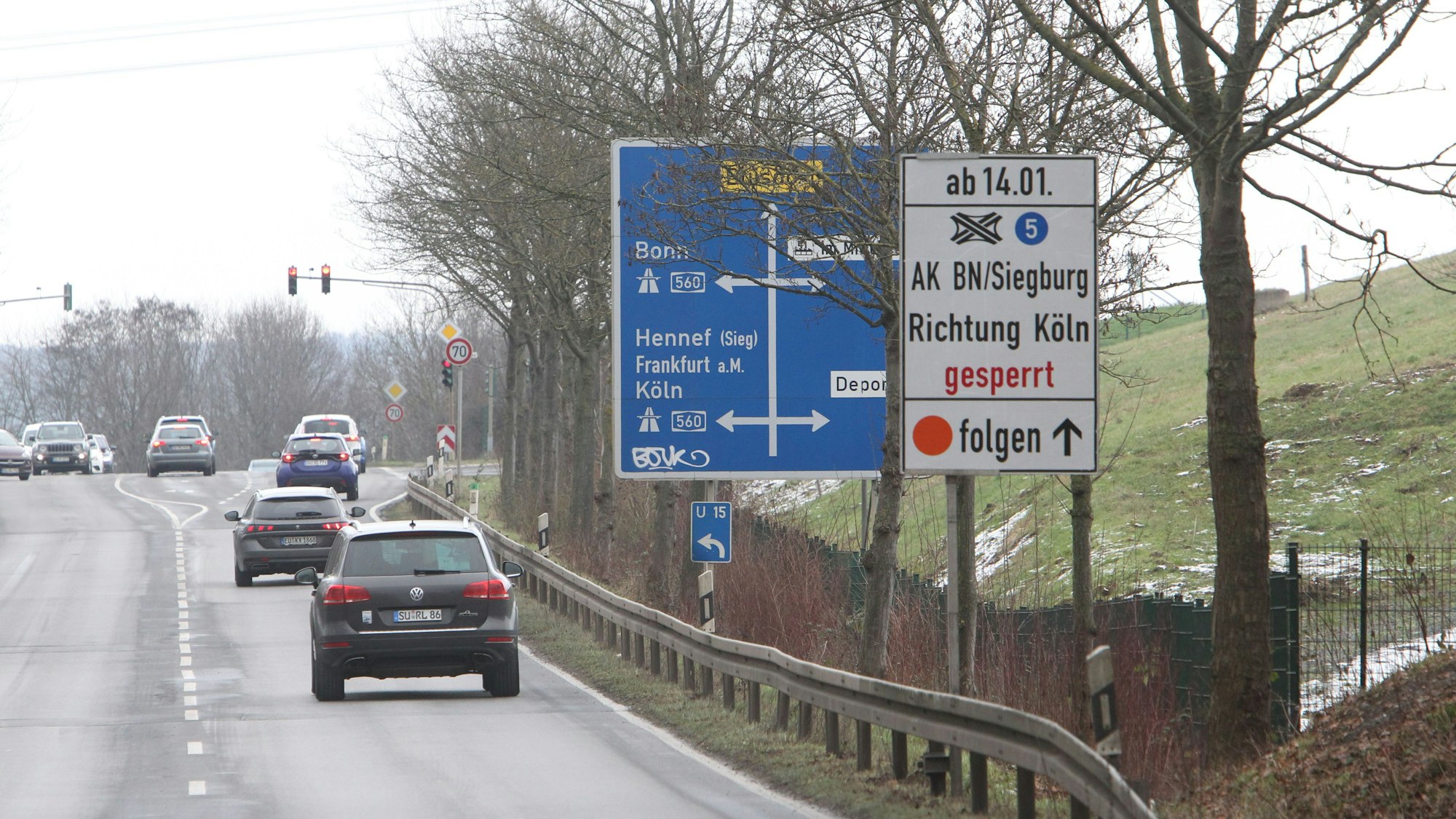 Autobahn A3 A560 Situation an der Auffahrt zur A 560 in Niederpleis/Buisdorf wo ein zusätzliches weißes Schild von beiden Seiten aufgestellt worden ist. Von Niederpleis kommend sieht man das Schild inklusive des blauben Autobahnschild. Von Buisdorf kommend sieht man das nicht. 