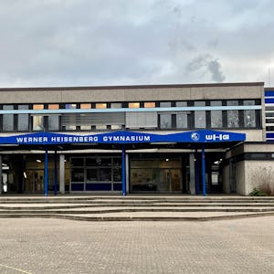 Der Haupteingang des Werner-Heisenberg-Gymnasiums