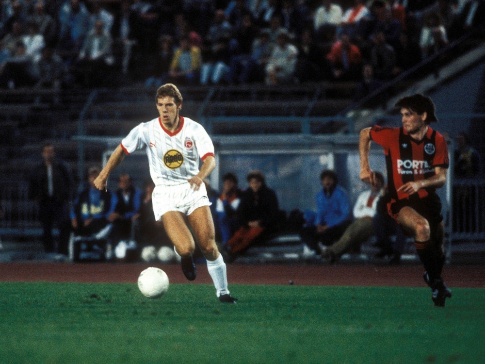 Sven Demandt mit Ball am Fuß im Spiel gegen Eintracht Frankfurt zu sehen. (Foto: 20.08.1985)