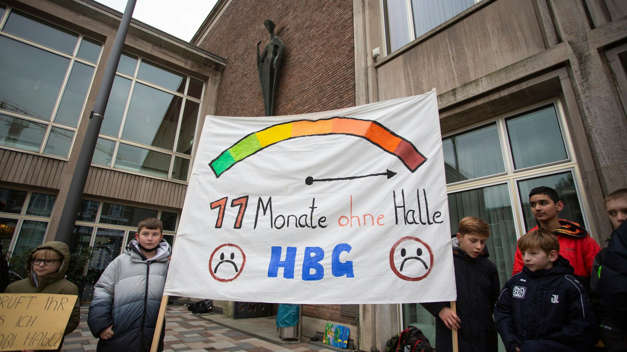 Schüler protestieren während der Sitzung des Schulausschusses der Stadt Köln gegen die geschlossene Turnhalle an der Heinrich Böll Gesamtschule.