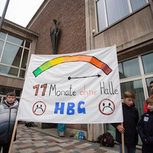 23.01.2023 Köln, NRW Schüler protestieren während der Sitzung des Schulausschusses der Stadt Kön gegen die geschlossene Turnhalle an der Heinrich Böll Gesamtschule