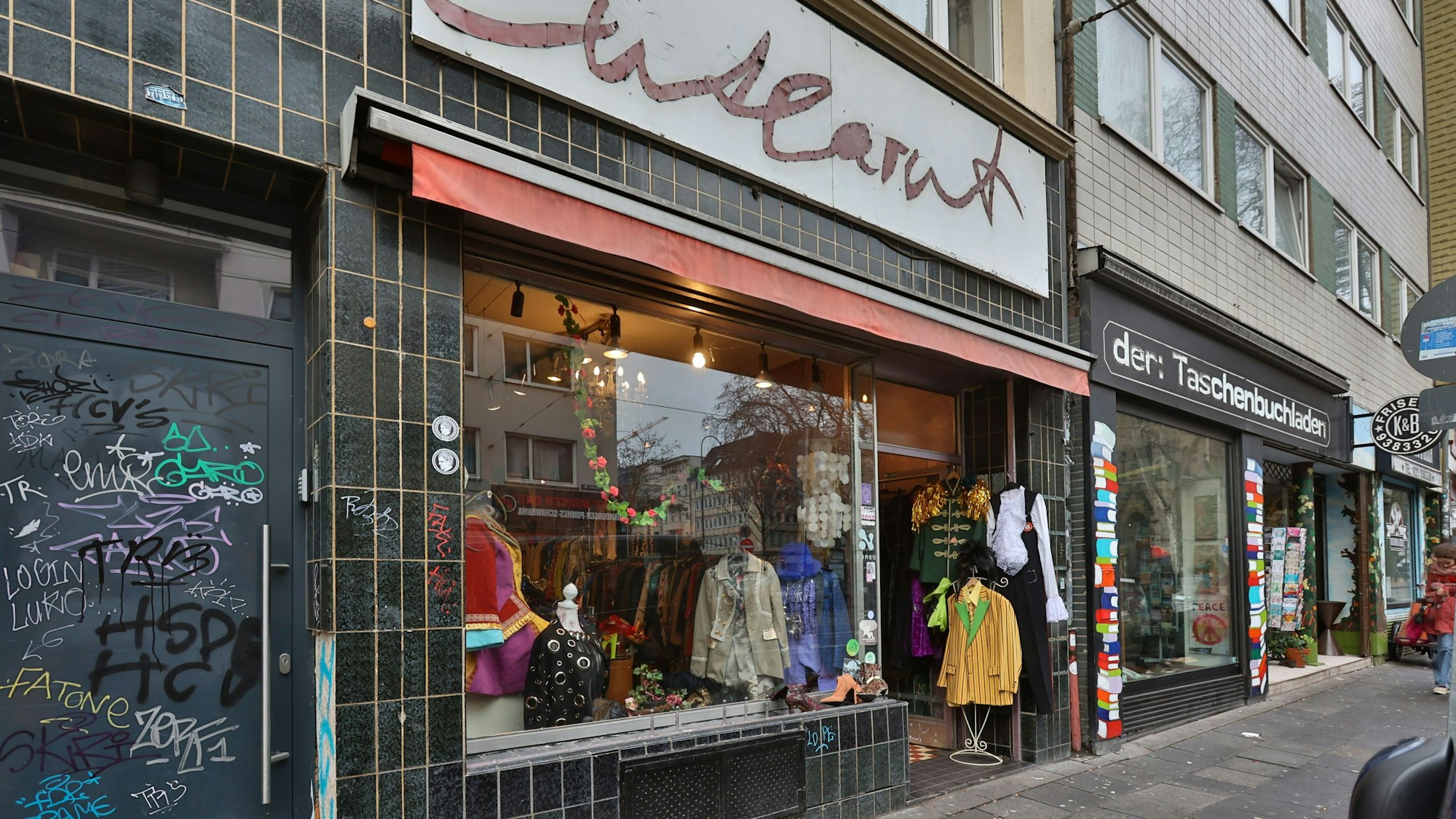 Das Schaufenster mit Kostümen des Secondhand-Ladens "Entlarvt".