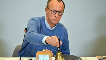 CDU-Chef Friedrich Merz läutet Mitte Januar auf einer Parteitagung in Weimar eine Sitzungsglocke.