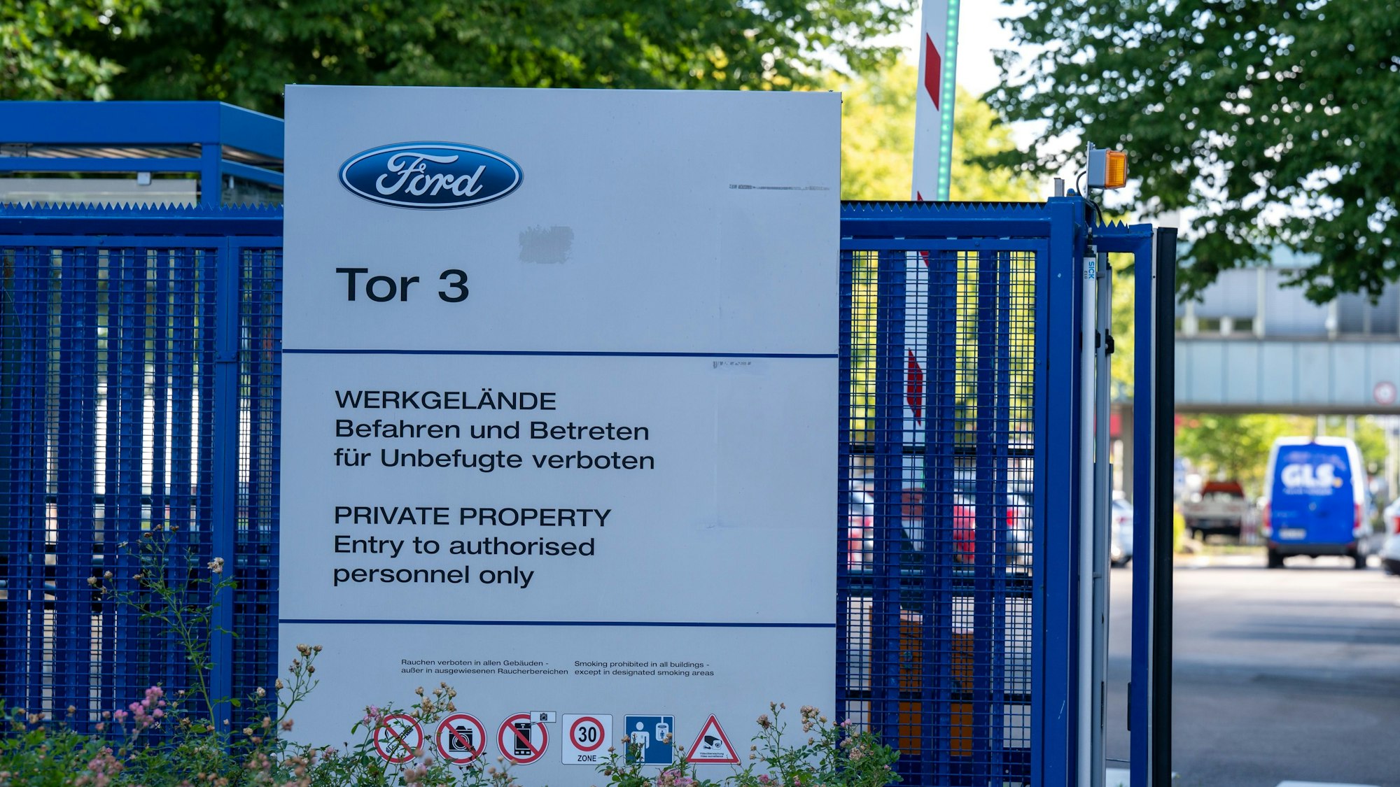 Einfahrt zum Ford-Gelände. Auf em Schild an der Einfahrt ist „Tor 3“ zu lesen.