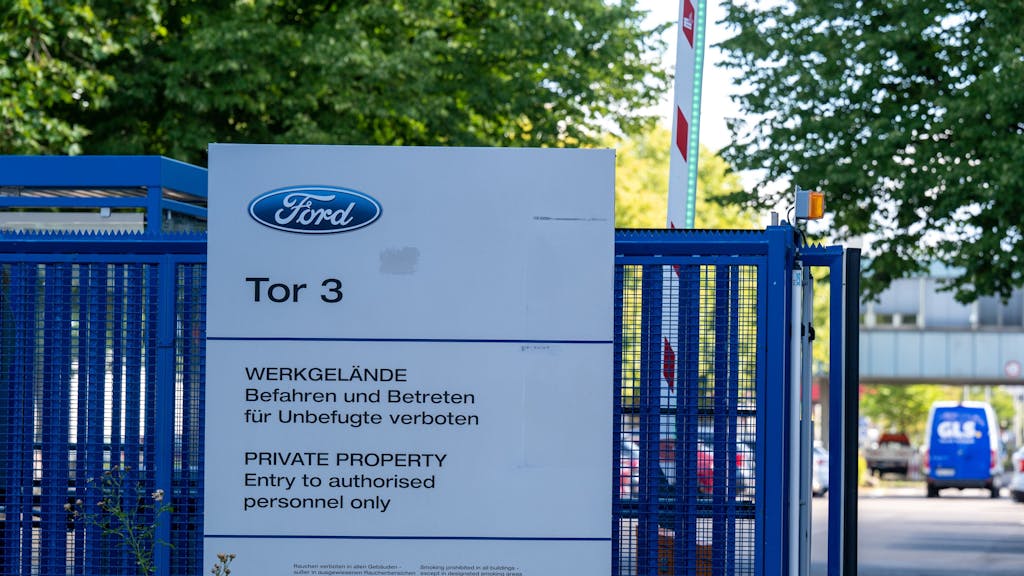 Einfahrt zum Ford-Gelände. Auf em Schild an der Einfahrt ist „Tor 3“ zu lesen.