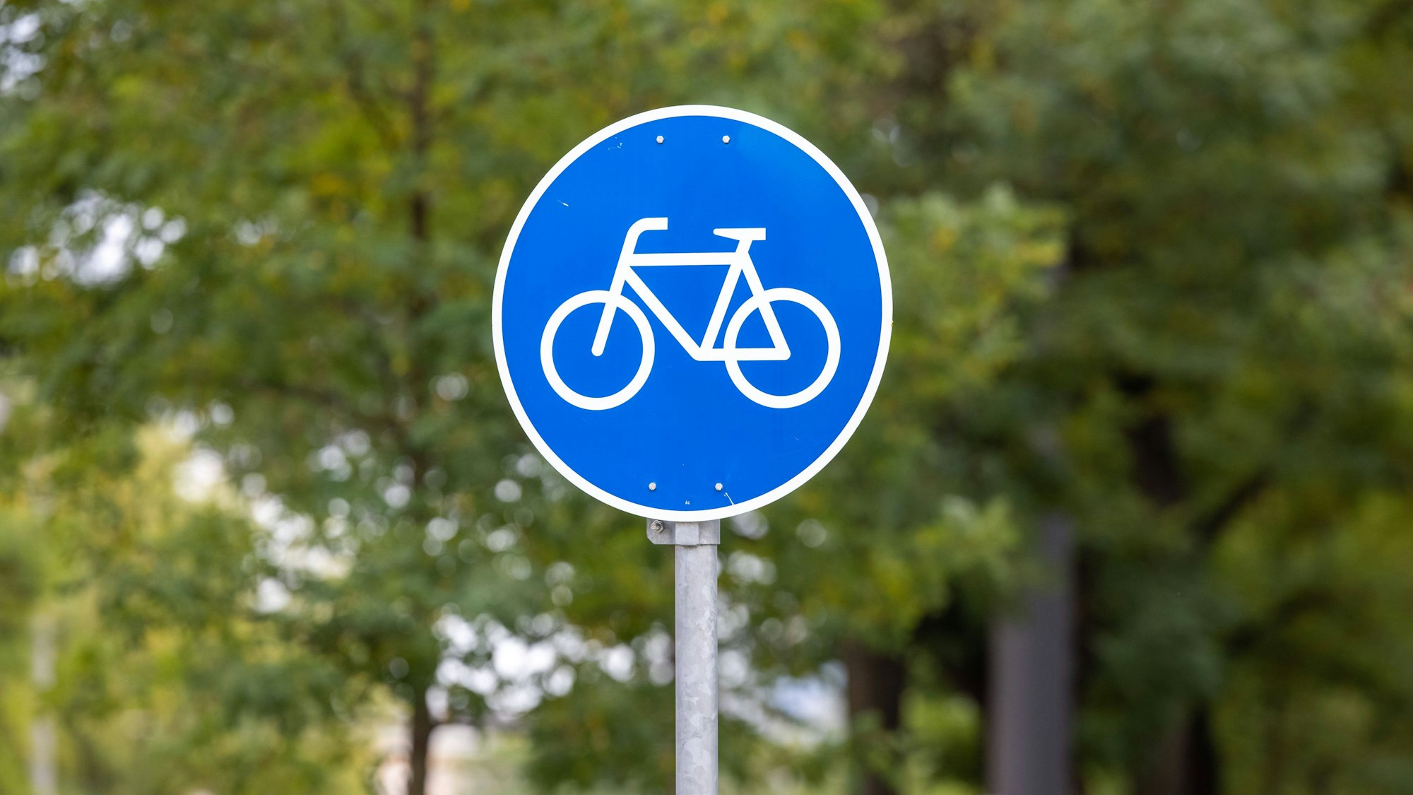 Fahrradwegeschild in Muenchen im September 2021