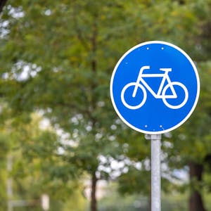 Fahrradwegeschild in Muenchen im September 2021