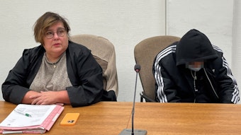 Der Angeklagte beim Prozess im Landgericht Köln mit seiner Verteidigerin Karin Bölter