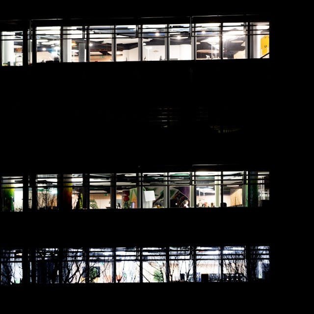 Beleuchtete Fenster in einem Bremer Bürogebäude.