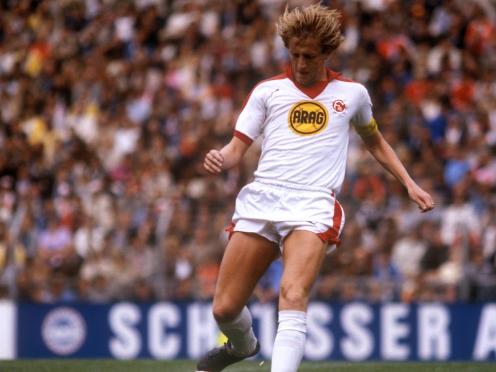 Gerd Zewe spielt einen Pass im Spiel gegen den FC Bayern München. (Foto: 23.08.1980)