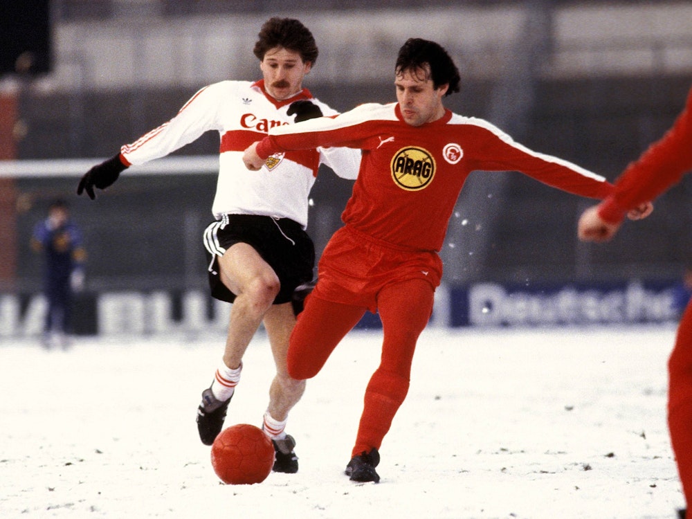 Wolfgang Seel beim Schuss im Spiel gegen den VFB Stuttgart. (Foto: 16.01.1982)