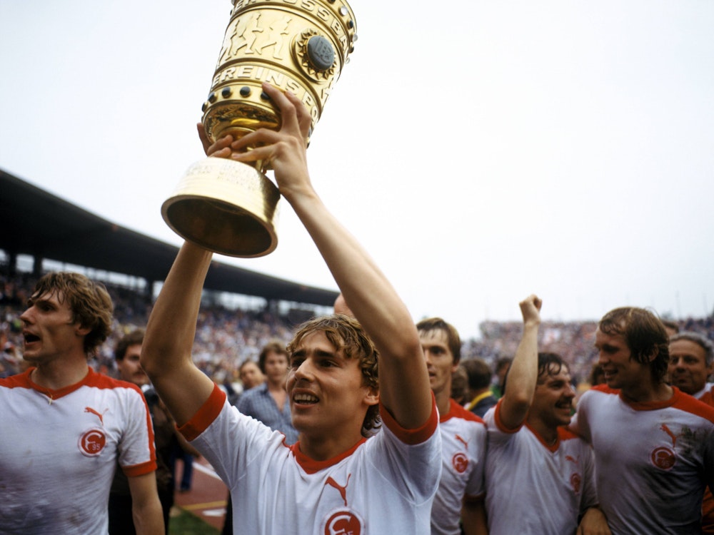 Thomas Allofs präsentiert den DFB-Pokal. (Foto: 23.06.1979)