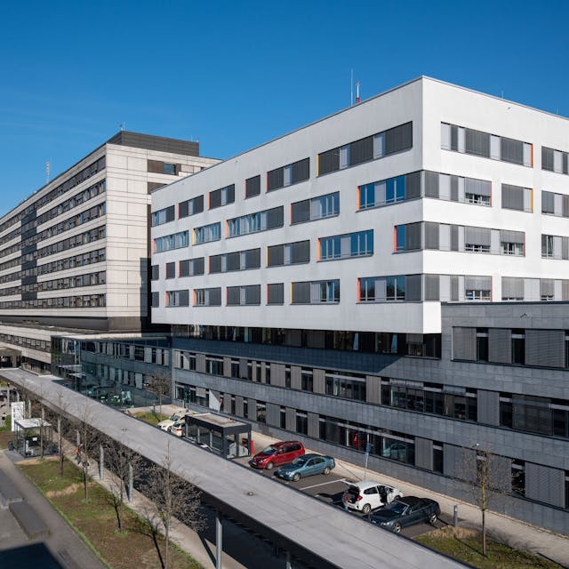 Das Krankenhaus in Köln-Merheim von außen.